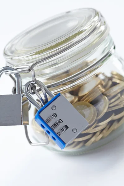 Jar met munten en padlock — Stockfoto