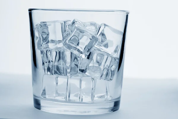 Glas mit Eiswürfeln — Stockfoto