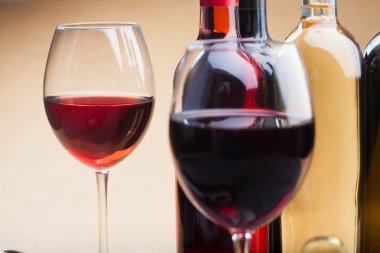 şişe ve bardak şarap