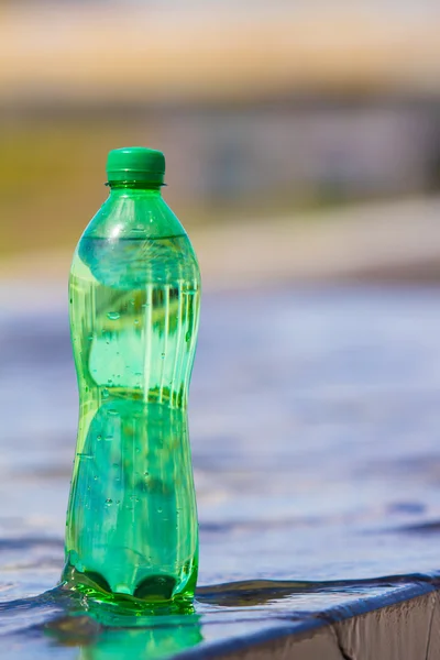 Bouteille verte avec eau — Photo