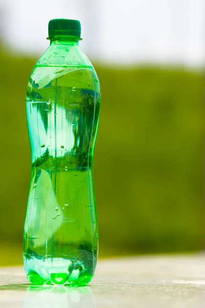 Botella verde con agua — Foto de Stock