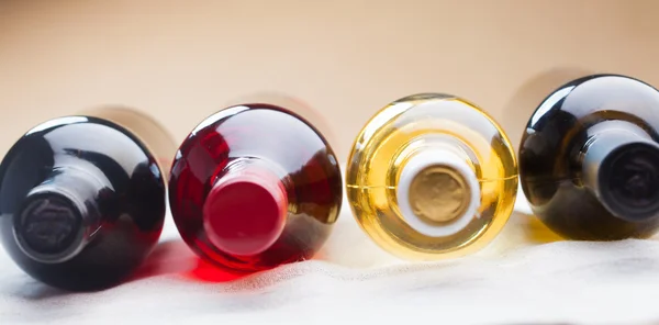 Bouteilles avec vin différent — Photo