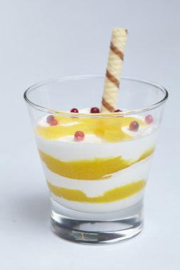 tatlı konserve şeftali ile