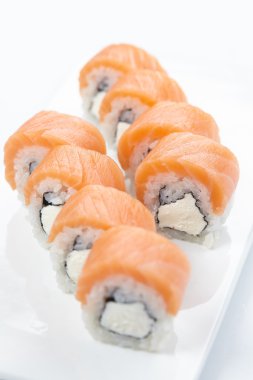 Beyaz üzerine lezzetli suşi