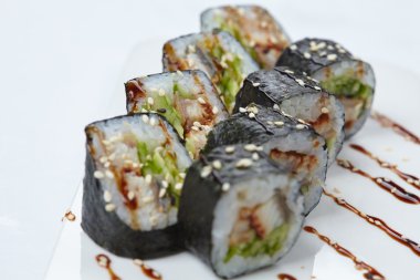 Beyaz üzerine lezzetli suşi