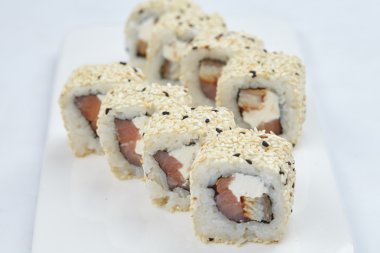 Beyaz üzerine lezzetli suşi