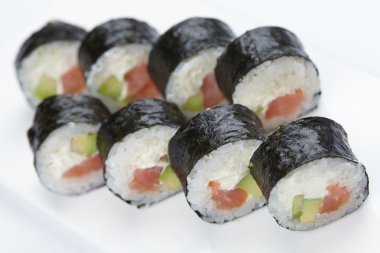 Beyaz üzerine lezzetli suşi
