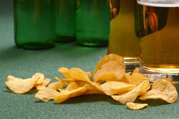 Potatischips Och Glas Grön Bakgrund — Stockfoto