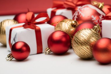 Noel süslemeleri ve hediyeleri