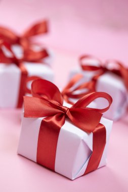 kırmızı kurdele ile giftboxes