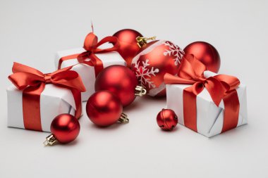 gri arka plan üzerinde Noel süsleri