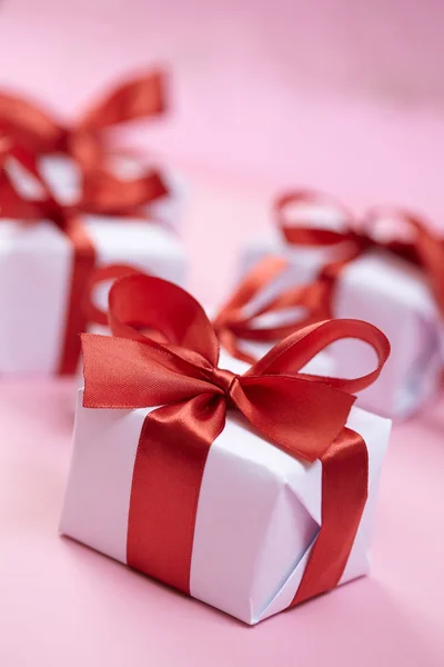 Geschenkboxen mit roten Bändern — Stockfoto