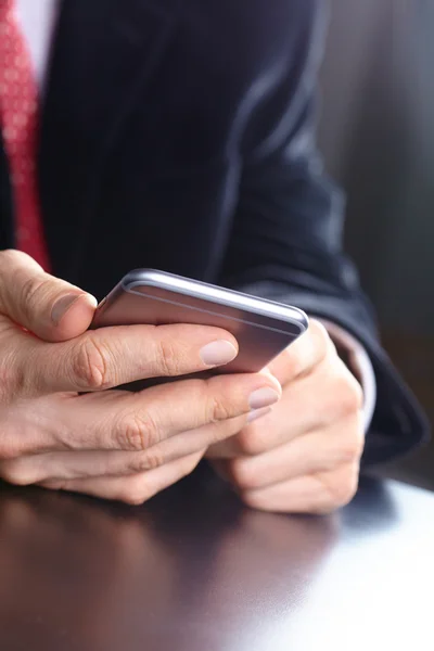 Homme d'affaires avec téléphone portable — Photo