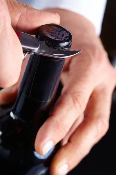 Man opening a bottle — Stock Photo, Image