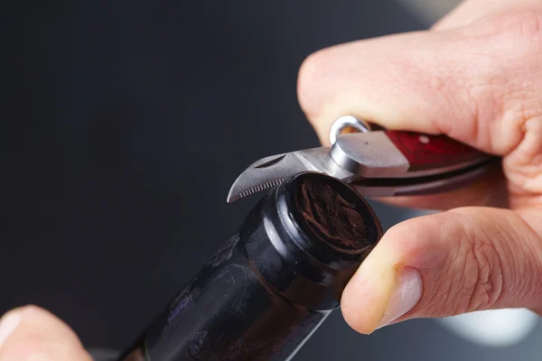 Man een fles openen — Stockfoto