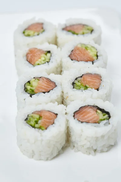 Sabroso sushi sobre blanco — Foto de Stock