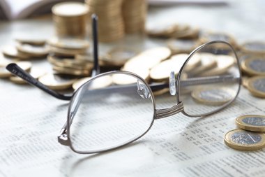 Euro sikke ve gözlük