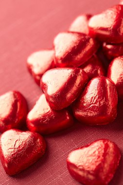 Kırmızı kalp şekerler