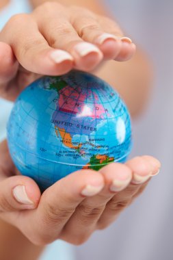 kadının avuç içi arasında dünya Küre