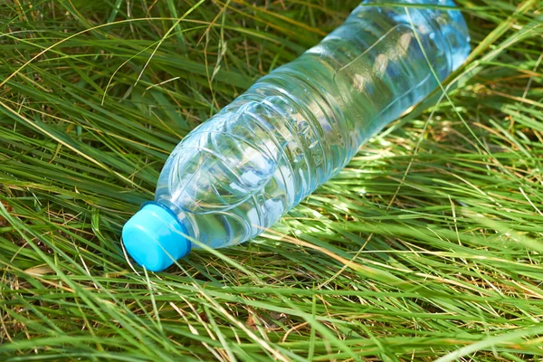 Garrafa de água na grama — Fotografia de Stock