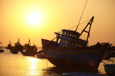 altın arka plan gemilerde