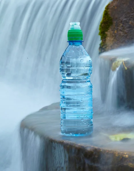 Botella azul de agua — Foto de Stock
