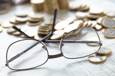 gözlük ve para ile kompozisyon