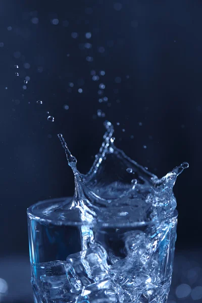 Agua con cubitos de hielo en vidrio —  Fotos de Stock