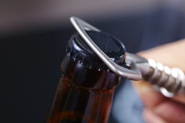 Eine Hand, die eine Flasche Bier öffnet — Stockfoto