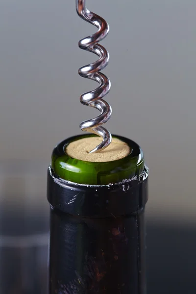 Een fles wijn openen — Stockfoto