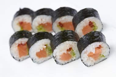 Beyaz üzerine lezzetli suşi