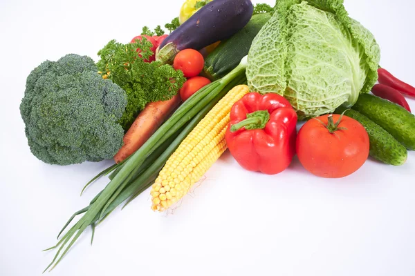 Verduras frescas sobre blanco — Foto de Stock