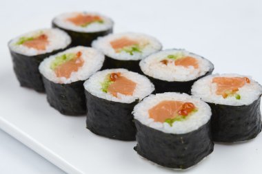 Beyaz üzerine lezzetli suşi