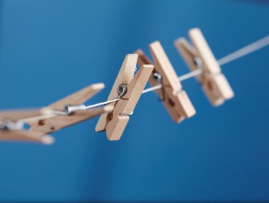 bir ip üzerinde ahşap clothespins dönüştürün
