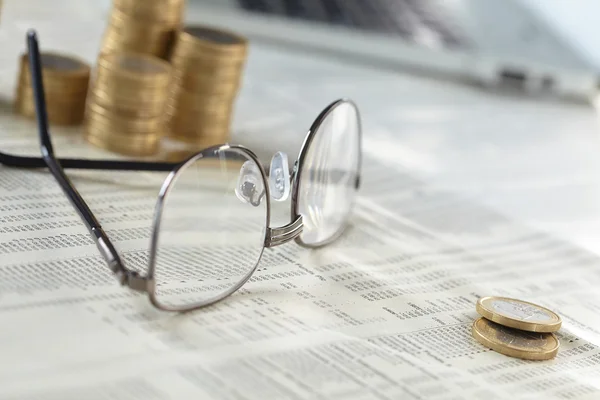 Composición comercial con monedas —  Fotos de Stock