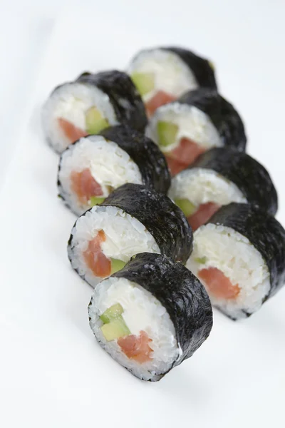 Sabroso sushi sobre blanco — Foto de Stock