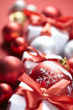 Hediye kutuları ile Noel süsleri
