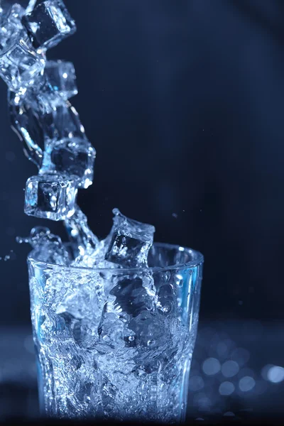 El agua en el vaso sobre azul —  Fotos de Stock