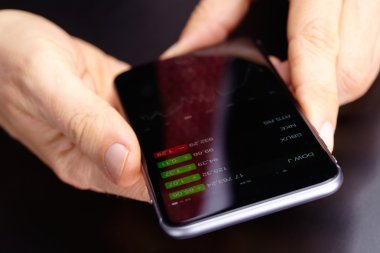 Cep telefonlu iş adamı