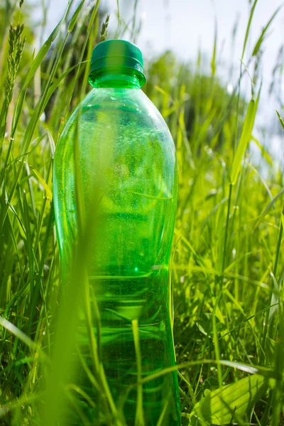 Bouteille d'eau dans l'herbe — Photo