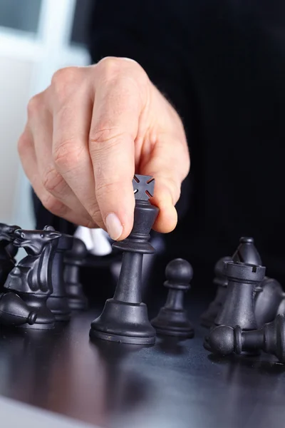 Affärsman spelar schackspel — Stockfoto