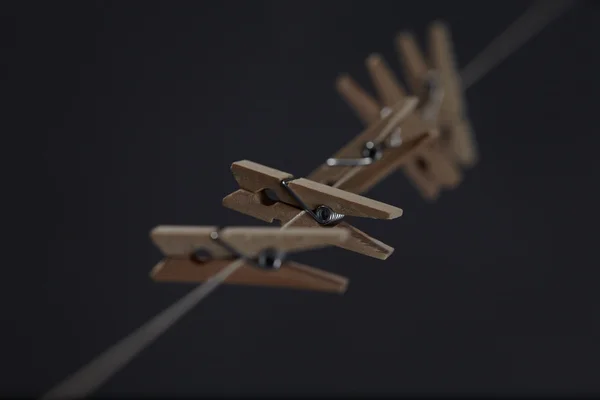 Pinces à linge en bois sur une corde — Photo