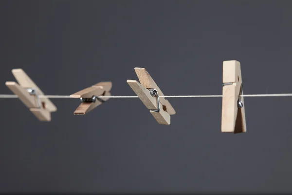 Pinces à linge en bois sur une corde — Photo