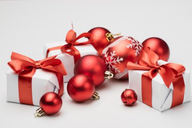 Hediye kutuları ile Noel süsleri