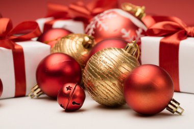 Hediye kutuları ile Noel süsleri