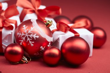 Hediye kutulu Noel kartı.