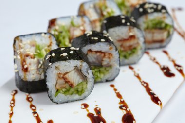 Beyaz üzerine lezzetli suşi