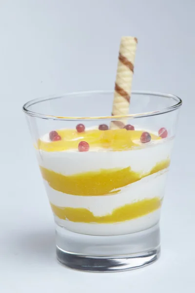 Десерт з фруктами в склянці — стокове фото