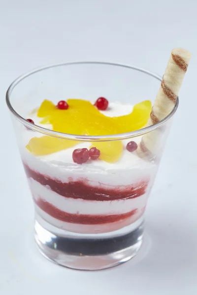 Dessert aux fruits en verre — Photo