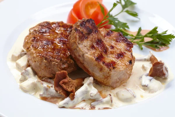 Fleischsteaks mit Sauce — Stockfoto